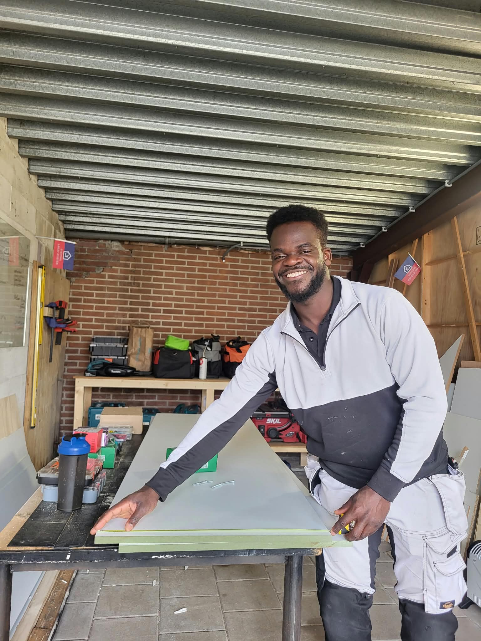 Jeannot Duterloo aan het werk met een meetlint in zijn werkplaats