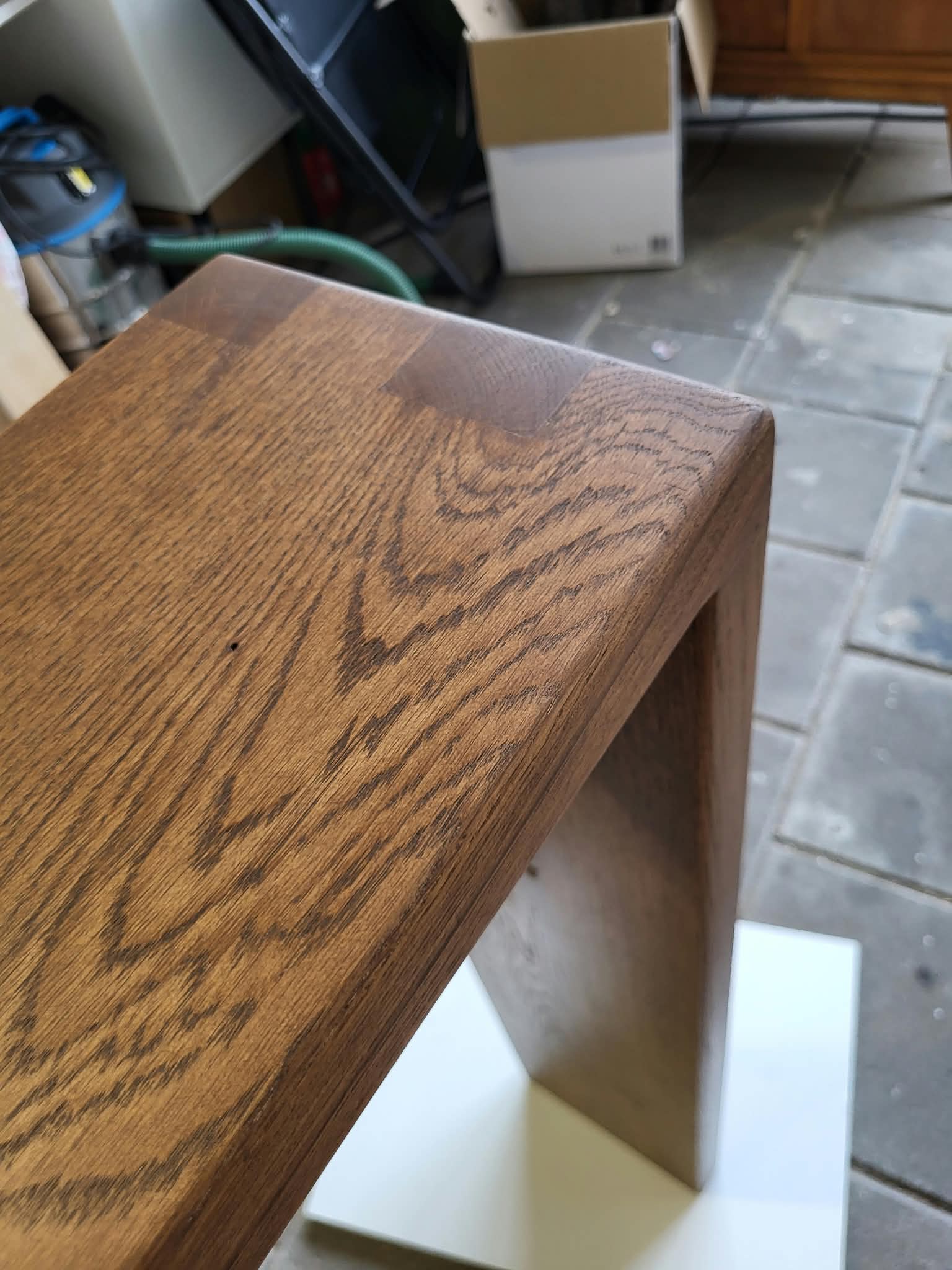 Detail van een houten sidetable: de verbinding van het blad en de poot, gemaakt door JDD Interieurs